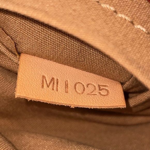 AUTH Louis Vuitton Bag • Minna Street Purse in Golden Caramel Vernis Patent - Picture 7 of 8